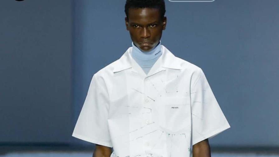 Prada lanza en Milán una moda “calmada” y piernas al aire para el hombre estival