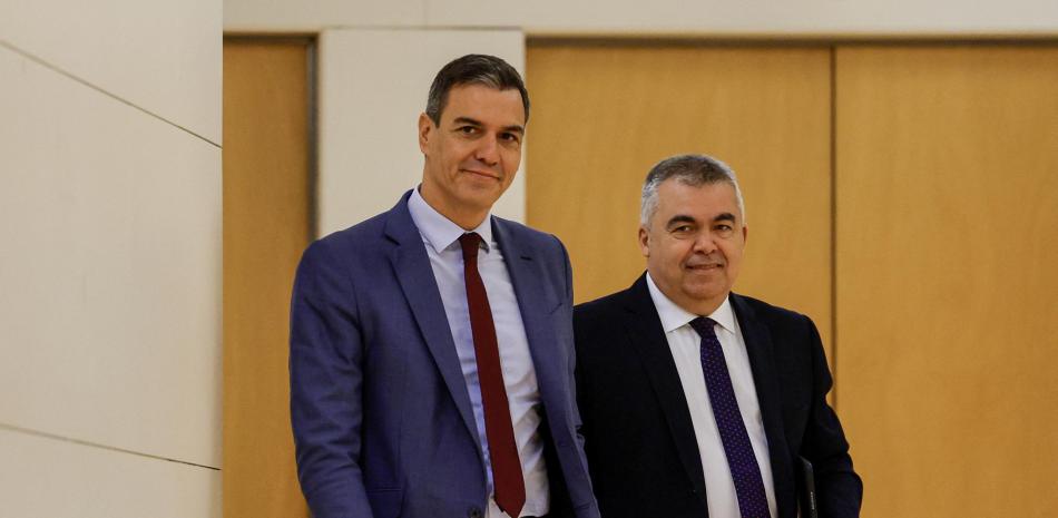 Nuevo golpe a Pedro Sánchez: dimite dirigente socialista español vinculado a un caso de corrupción